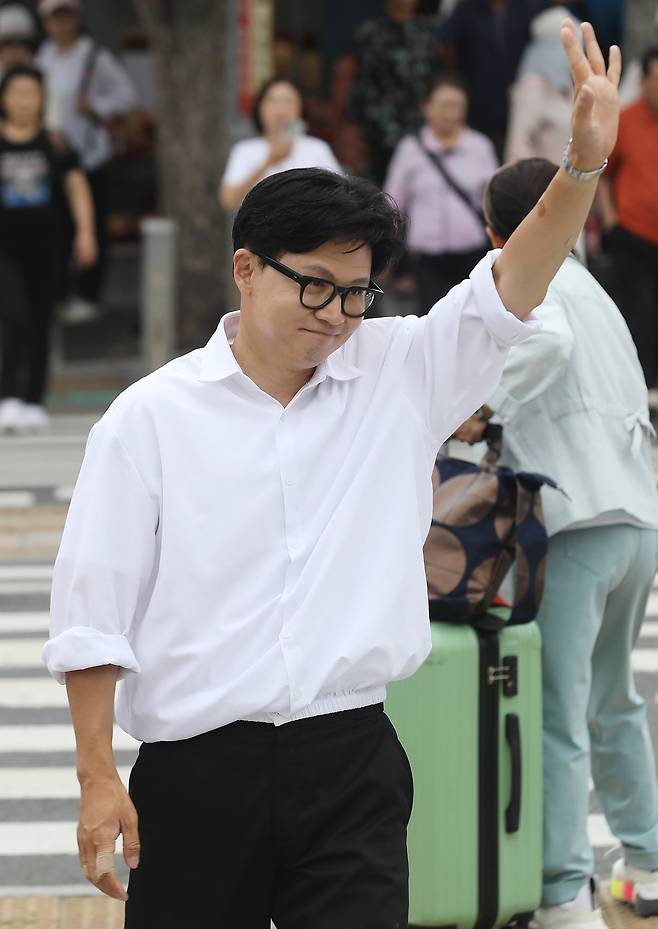 한동훈 의원이 지난 4일 오전 부산 북구 구포시장을 찾아 시민들에게 감사 인사를 하고 있다. /뉴스1