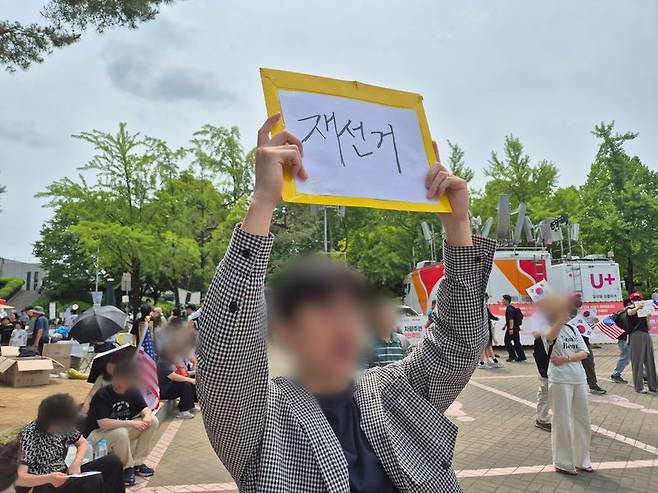 서울 서초구에서 온 이경호씨가 구호를 외치고 있다. 이씨는 주말도 반납하고 두 번째로 집회에 참가했다. 사진=김예지 기자