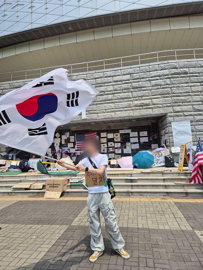 사람이 비교적 적은 곳에서 대형 태극기를 흔들며 구호를 외치던 최모씨. 사진=김예지 기자