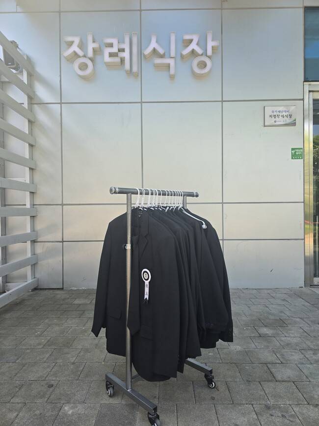 상복 대여업체의 10년차 직원 김영일씨는 ‘콜’이 들어오면 옷이 담긴 트럭을 끌고 밤낮없이 장례식장으로 간다. 고령화와 비혼주의 확산으로 장례식 절차는 갈수록 단출해지고 있다. 김씨는 이런 현상과 관련해 “그래도 누군가는 고인의 마지막을 모셔야 하니까요. 그 손은 끝까지 남지 않을까요”라고 말한다. 김영일씨 제공
