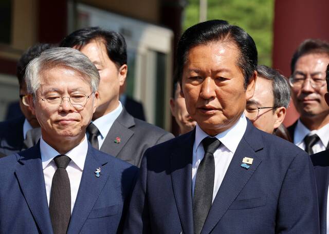 더불어민주당 정청래 대표가 지난 12일 광주 북구 국립 5·18민주묘지에서 참배를 마치고 발언하고 있다. 연합뉴스