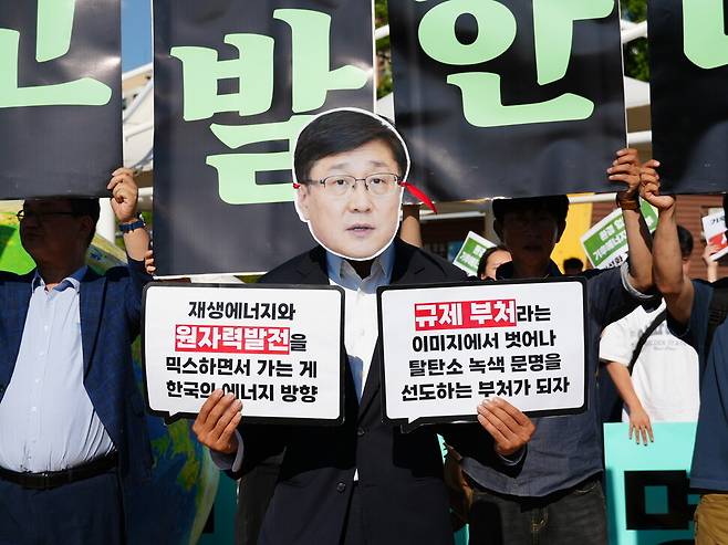 환경단체 활동가들이 2026년 6월5일 서울 잠원한강공원에서 열린 정부의 ‘제31회 환경의 날’ 기념식장 앞에서 김성환 기후에너지환경부 장관 공개 고발 기자회견을 하고 있다. 한국환경회의와 4대강자연성회복국민행동 등 7개 의제별 연대기구는 이날 “김성환 장관 체제의 환경부가 환경 보전과 규제라는 본연의 역할을 저버리고 있다”며 직무유기 등 혐의 고발을 예고했다. 한국환경회의 제공