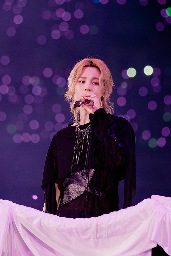 그룹 방탄소년단 지민이 13일 부산 연제구 아시아드주경기장에서 열린 BTS 월드투어 아리랑 인 부산 콘서트에서 공연하고 있다. 빅히트 뮤직 제공