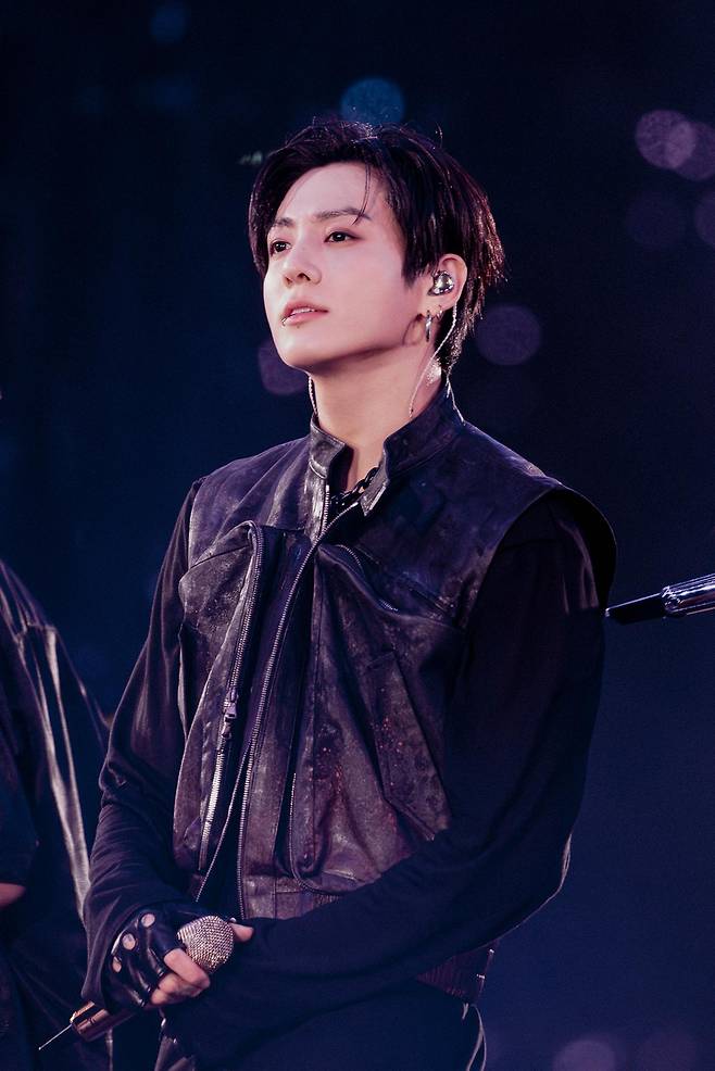 그룹 방탄소년단 정국이 13일 부산 연제구 아시아드주경기장에서 열린 BTS 월드투어 아리랑 인 부산 콘서트에서 공연하고 있다. 빅히트 뮤직 제공