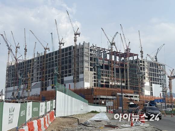 SK하이닉스 용인 반도체 클러스터 1기 팹(공장) 공사가 진행 중인 모습. 전체 팹 공사에는 약 600조의 자금이 투입될 전망이다. 2026.06.02 [사진=권서아 기자]