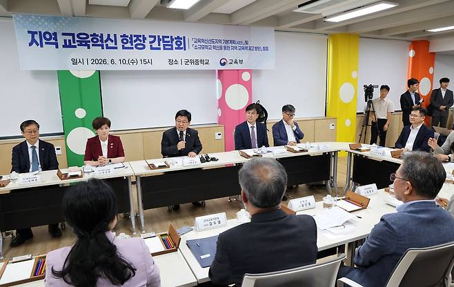 지난 10일 최교진 교육부 장관(가운데)이 대구 군위중을 찾아 수업을 참관하고, 소규모학교 지원 방안에 대해 설명하고 있다. 왼쪽은 강은희 대구교육감. 사진 교육부