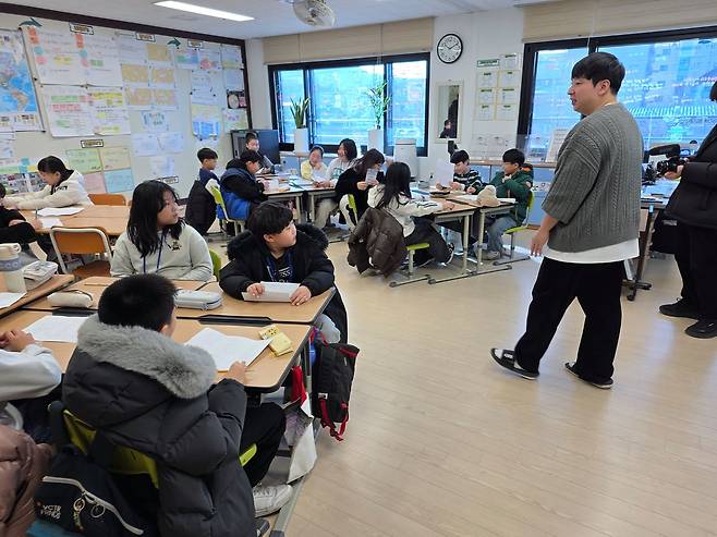 대구시교육청이 학령인구 감소에 대응하기 위해 군위군지역에서 추진하는 거점학교 육성 정책에 따라 거점초등학교로 지정한 군위초등학교에서 지난 1월 14일 겨울방학 캠프가 열리고 있다. 연합뉴스