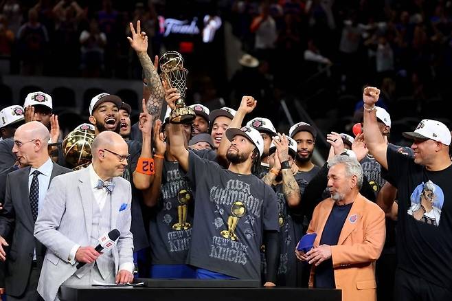 뉴욕 닉스가 13일(현지시간) 열린 NBA 결승 5차전에서 샌안토니오 스퍼스를 94-90으로 꺾고 우승했다. 제일런 브런슨(가운데) 등 닉스 선수단이 우승 트로피를 들고 기뻐하고 있다. AFP연합뉴스