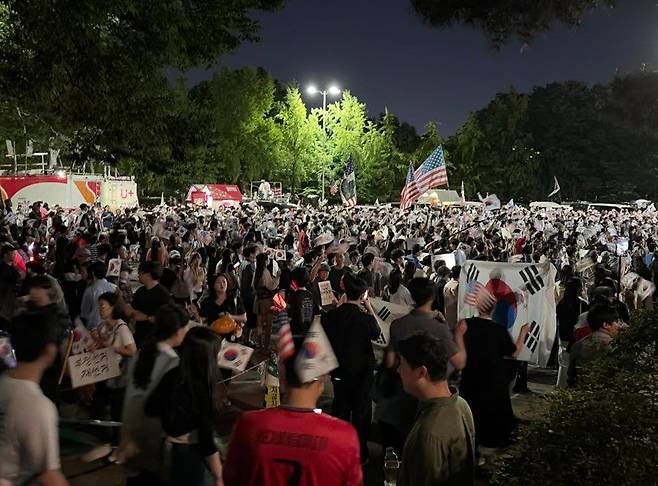 지난 12일 저녁 서울 송파구 올림픽공원 핸드볼경기장 앞이 6·3 지방선거 투표용지 부족 사태를 비판하는 시위 참가자들로 북적이고 있다. 연합뉴스