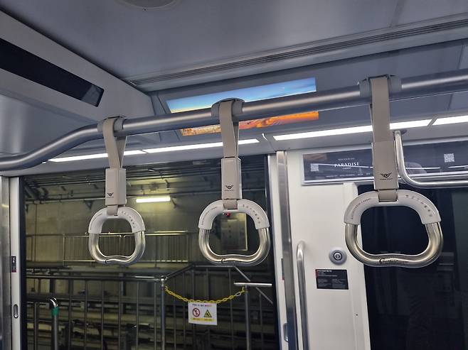 ㈜재스퍼가 인천공항 셔틀트레인이 시범설치한 항균 구리합금 손잡이 모습. 재스퍼 제공