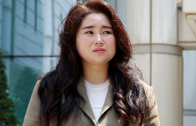 12·3 비상계엄을 선포하기 위한 명분을 만들고자 북한 평양에 무인기를 투입했다는 혐의로 기소된 윤석열 전 대통령이 1심에서 징역 30년을 선고받은 지난 12일 서울 서초구 서울중앙지방법원에서 김계리 변호사 등 윤 전 대통령 변호인단이 1심 선고 결과 관련 입장을 밝히고 있다. [뉴시스]