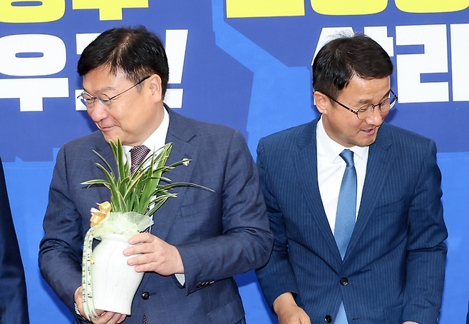 국민의힘 정점식 신임 원내대표(왼쪽)가 지난 11일 국회에서 취임 인사차 더불어민주당 한병도 원내대표를 방문, 축하 난을 선물 받고 있다. [사진출처 = 연합뉴스]