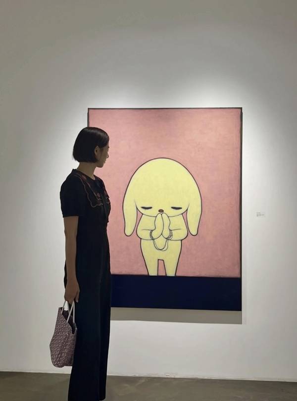 Actress Jo Yoon-hee shared recent photos on her social media of herself visiting an exhibition with her daughter, Roar, for the first time in about four months. In the photos, Jo Yoon-hee has transformed from her previous long hair to a short hairstyle that falls just above her jawline, while Roar, seen hugging her mothers waist, exudes an aura of significant growth.Jo Yoon-hee spent time with her daughter while viewing Maiko Kobayashis exhibition. Wearing a green dress, Roar stayed by her mothers side, displaying a heartwarming mother-daughter bond.Compared to photos taken at Langkawi Beach in Malaysia last February, Roar has grown noticeably taller, and Jo Yoon-hee also projected a lighter impression with her new hairstyle. Jo Yoon-hee is currently raising her daughter Roar alone and shares updates on her life abroad and school life through social media.