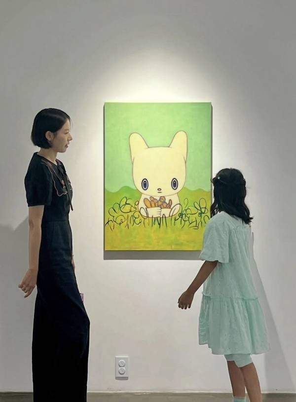 Actress Jo Yoon-hee shared recent photos on her social media of herself visiting an exhibition with her daughter, Roar, for the first time in about four months. In the photos, Jo Yoon-hee has transformed from her previous long hair to a short hairstyle that falls just above her jawline, while Roar, seen hugging her mothers waist, exudes an aura of significant growth.Jo Yoon-hee spent time with her daughter while viewing Maiko Kobayashis exhibition. Wearing a green dress, Roar stayed by her mothers side, displaying a heartwarming mother-daughter bond.Compared to photos taken at Langkawi Beach in Malaysia last February, Roar has grown noticeably taller, and Jo Yoon-hee also projected a lighter impression with her new hairstyle. Jo Yoon-hee is currently raising her daughter Roar alone and shares updates on her life abroad and school life through social media.