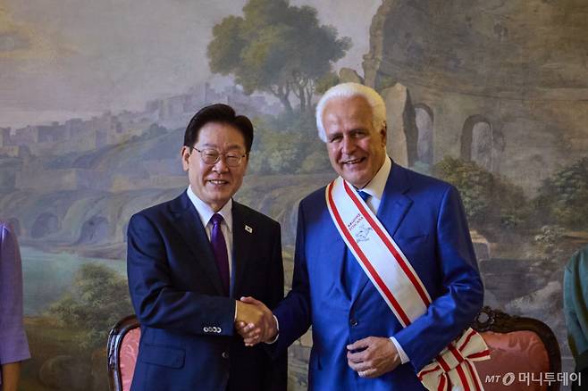[피렌체=뉴시스] 최동준 기자 = G7 정상회의 참석 계기 이탈리아를 국빈 방문 중인 이재명 대통령이 13일(현지 시간) 피렌체 토스카나 주청사에서 에우제니오 쟈니 토스카나 주지사를 접견하며 기념촬영을 하고 있다. (공동취재) 2026.06.14. photocdj@newsis.com /사진=