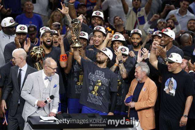 뉴욕 선수들이 14일 NBA 우승 세리머니를 하고 있다. /게티이미지코리아