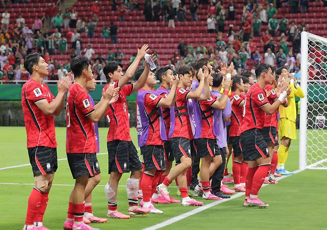 지난 12일 멕시코 사포판 과달라하라 스타디움에서 열린 2026 북중미 월드컵 A조 1차전 한국과 체코의 경기에서 한국 선수들이 2대1로 승리 한 뒤 팬들에게 인사하고 있다. [연합]
