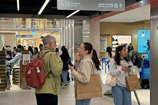 [서울=뉴시스] 서울시 중구 소공동에 위치한 롯데백화점 본점 9층 키네틱그라운드 내 외국인 고객들의 모습 (사진=롯데백화점 제공) 2026.04.22. photo@newsis.com *재판매 및 DB 금지