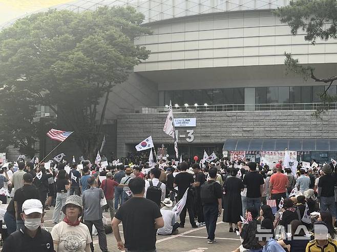 [서울=뉴시스]이다솜 기자=14일 뉴시스 취재를 종합하면 이날 오후 7시께 서울 송파구 올림픽공원 핸드볼경기장 일대에는 경찰 비공식 추산 인원 1만여명의 시위 참가자가 집결했다. 2026.06.14 citizen@newsis.com