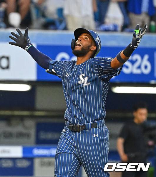 [OSEN=대구, 이석우 기자] 14일 대구삼성라이온즈파크에서 2026 신한 SOL KBO 리그 삼성 라이온즈와 SSG 랜더스의 경기가 열렸다. 홈팀 삼성은 양창섭이, 방문팀 SSG는 해치가 선발 출전했다. 삼성 라이온즈 디아즈가 6회말 1사 만루 우월 만루 홈런을 치고 세리머니를 하고 있다. 2026.06.14 / foto0307@osen.co.kr