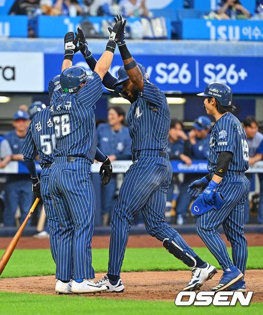 [OSEN=대구, 이석우 기자] 14일 대구삼성라이온즈파크에서 2026 신한 SOL KBO 리그 삼성 라이온즈와 SSG 랜더스의 경기가 열렸다. 홈팀 삼성은 양창섭이, 방문팀 SSG는 해치가 선발 출전했다. 삼성 라이온즈 디아즈가 6회말 1사 만루 우월 만루 홈런을 치고 하이파이브를 하고 있다. 2026.06.14 / foto0307@osen.co.kr