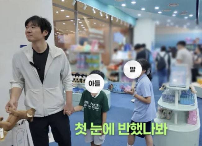 Actor Han Ga-ins son, Jeu, received a stuffed animal from a schoolgirl at an aquarium, giving him a taste of his immense popularity despite his young age. This moment was captured in a video released on the YouTube channel Free Lady Han Ga-in. Jeu, who was out on an outing with his father, Yeon Jung-hoon, at the time, reacted shyly to the sudden expression of affection.In the released video, Yeon Jung-hoon visited an amusement park and an aquarium with the children in place of Han Ga-in. When a young girl approached Jeu at the gift shop and handed him a doll, the production crew remarked that it seemed like love at first sight. Han Ga-in looked delighted watching her children have a good time with their father.Han Ga-in has often mentioned on TV that her son takes after her a lot. In this video as well, Je-woo showed off his charming looks, including bright, lively eyes and a straight nose that resemble Han Ga-ins. Guest Jo Bo-ah also expressed her admiration and affection upon seeing Je-woos appearance.Han Ga-in continues to connect with fans by sharing glimpses of her daily life, such as her children enjoying a mini-camping session at home. Jeu, who is attracting everyones attention with his striking resemblance to Han Ga-in and his adorable charm, is spreading warmth to many with his latest updates.