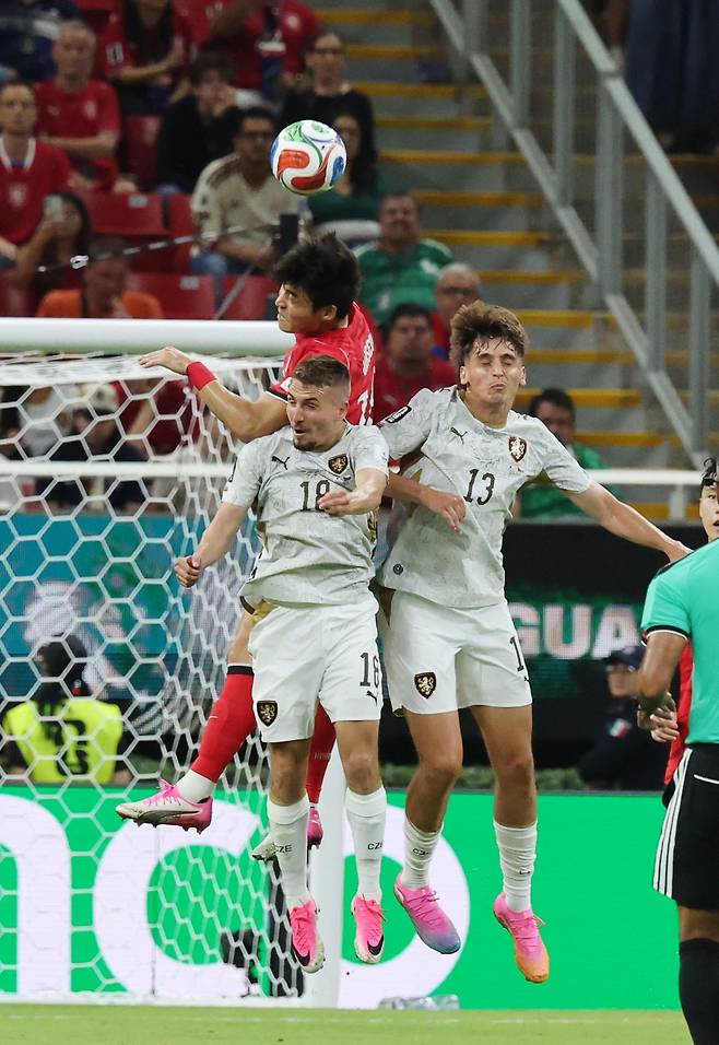 대한민국 축구국가대표팀 박진섭이 11일(현지시간) 멕시코 할리스코주 사포판 과달라하라 스타디움에서 열린 2026 북중미 월드컵 A조 조별리그 1차전 대한민국과 체코의 경기에서 헤딩을 하고 있다. 이날 경기는 대한민국이 체코를 상대로 2-1로 승리했다. 뉴스1