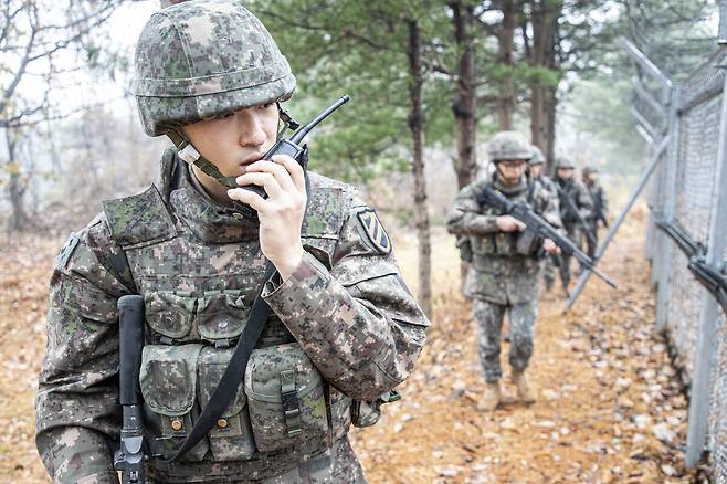 육군 제11기동사단 철마대대 장병들이 주둔지 주변에 나타난 거수자를 수색하는 훈련을 하고 있다. 세계일보 자료사진
