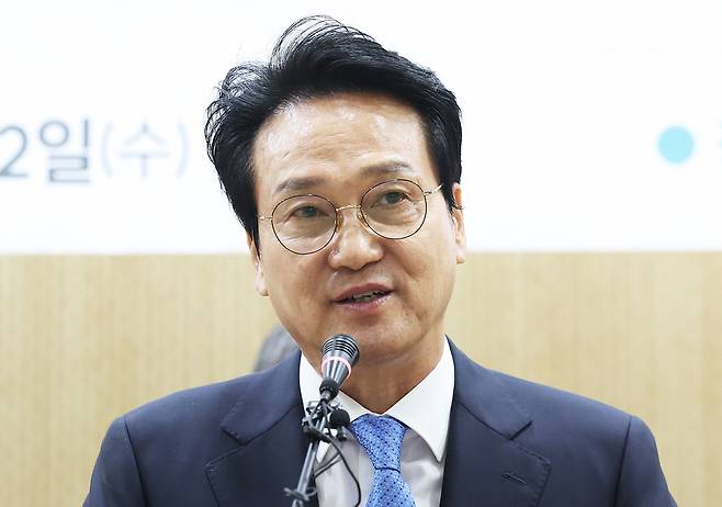 지난 4월22일 경기도 수원시 경기도의회에서 열린 ‘경기 민주진보교육감 단일후보 발표 기자회견’에서 후보로 선출된 안민석 후보가 소감을 말하고 있다. 연합뉴스