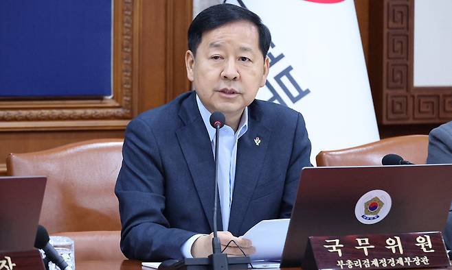 구윤철 부총리 겸 재정경제부 장관이 지난 9일 서울 종로구 정부서울청사에서 열린 국무회의 겸 비상경제점검회의에서 중동전쟁 관련 비상국정운영 및 대응현황에 대해 밝히고 있다. 연합뉴스