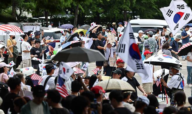 6·3 지방선거 투표용지 부족 사태에 반발한 시민들이 14일 서울 송파구 올림픽공원 핸드볼경기장 개표소 앞에 모여 재선거를 요구하는 구호를 외치고 있다. 뉴스1