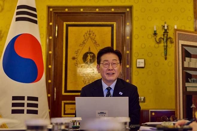 이재명 대통령, 유럽순방 중 화상 수석보좌관회의 주재 - 이탈리아를 국빈방문 중인 이재명 대통령이 14일(현지시간) 로마의 한 호텔에서 화상으로 수석보좌관회의를 하고 있다. 연합뉴스