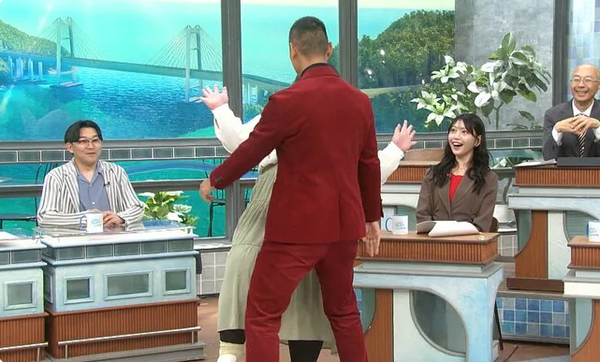 ▲ 정대세(사진 속 붉은색 정장 입은 이)는 스튜디오에서 직접 몸으로 움직이며 프랭키 더용 봉쇄법을 설명했다.&nbsp; ⓒ 일본 'mezamashi'