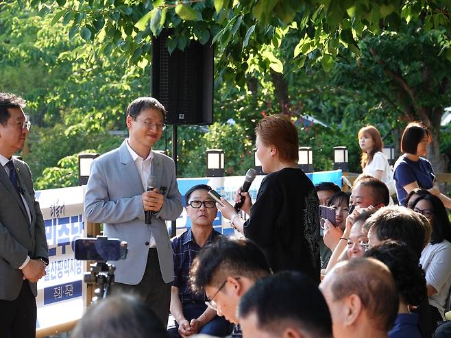 시민 의견 듣는 김상욱 울산시장 당선인 [민주당 울산시당 제공. 재판매 및 DB 금지]