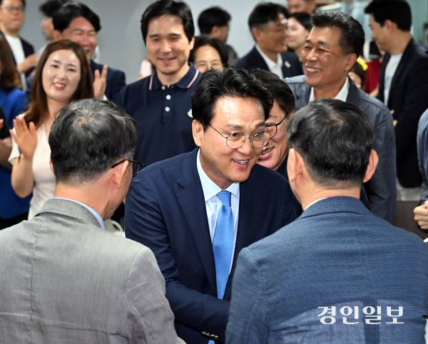 안민석 경기도교육감 후보가 3일 수원시 팔달구 마라톤빌딩에서 출구조사 발표 후 승리를 확신하고 지지자들과 기뻐하고 있다. 2026.6.3 /최은성기자 ces7198@kyeongin.com