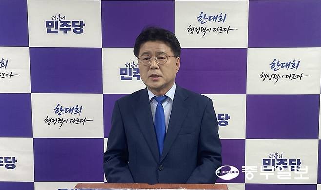 한대희 군포시장 당선인이 지난 4일 당선 확정 직후 선거사무소에서 인터뷰를 하고 있다. 손용현기자