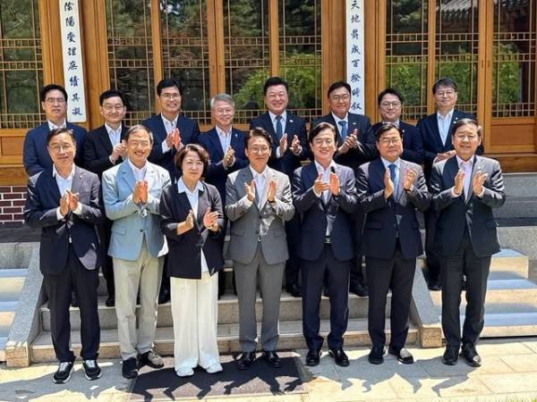 15일 서울 삼청동 국무총리 공관 오찬 간담회에서 신용한 충북지사 당선인을 비롯한 관계자들이 단체사진을 찍고 있다. /충북도 제공