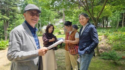 ◇영화 ‘갱신’ 촬영장에서 출연배우들과 이야기를 나누고 있는 최지순 배우(사진 왼쪽)