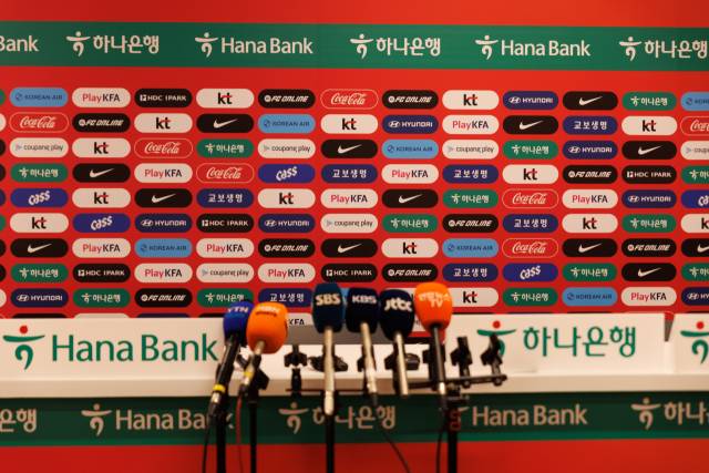 2026 북중미 월드컵이 진행중인 14일(현지 시간) 조별리그 1차전의 최고 수훈 선수(Man of the Match)에 선정된 황인범의 기자회견이 선수단 사정으로 취소되면서 기자회견장 자리가 덩그러니 비어 있다. 이화섭 기자