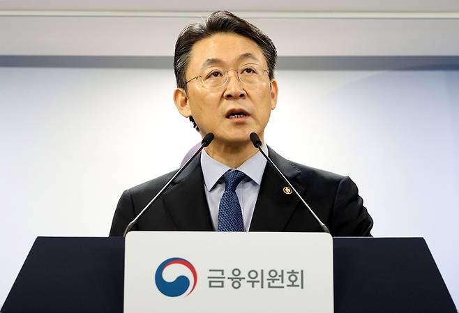 권대영 금융위원회 부위원장이 지난 2월 '부실기업 신속·엄정 퇴출을 위한 상장폐지 개혁 방안'을 발표하고 있는 모습. 금융위는 해당 방안을 통해 상장폐지 대상 시가총액 기준 상향을 조기에 실행하고 동전주 상장폐지 요건도 신설하기로 했다. / 뉴시스