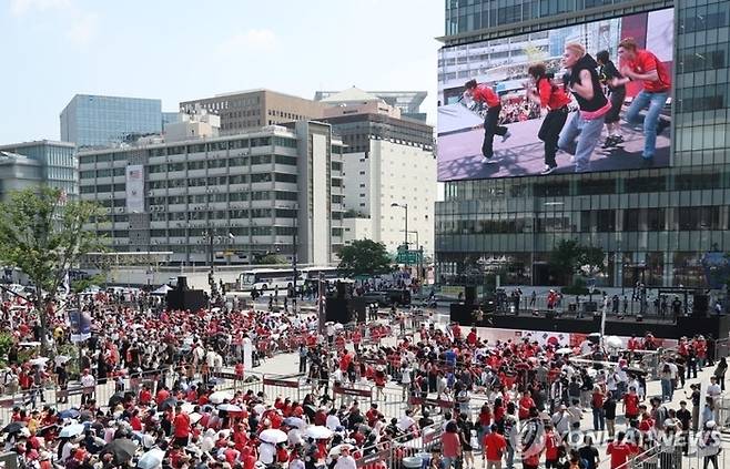 ▲2026 북중미 월드컵 조별리그 A조 한국과 체코의 경기가 열린 12일 서울 종로구 광화문광장에서 설치된 축구 거리응원 무대에서 시민들이 그룹 코르티스 사전 공연을 즐기고 있다. 연합뉴스