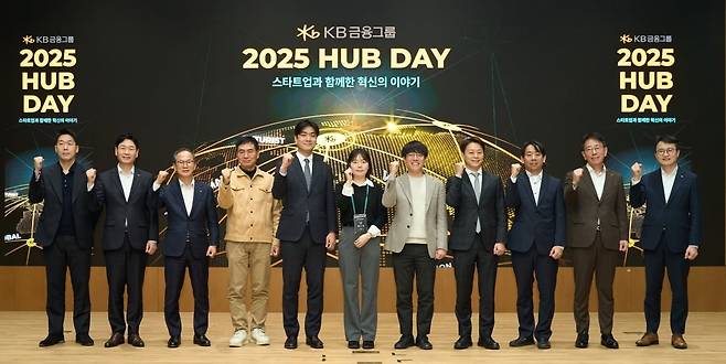 지난 2025년 12월 KB금융그룹이 유망 스타트업을 지원하기 위해 개최한 ‘2025 허브 데이(HUB Day)’에서 양종희 KB금융 회장(왼쪽 세 번째)이 참석자들과 파이팅을 외치고 있다. 사진= KB금융 제공  [사진자료] 지난 12일 진행된 `2025 HUB Day`에�� 양종희 KB금융그룹 회장(왼쪽에서 세번째)과 관계자들이 기념 촬영을 하고 있다