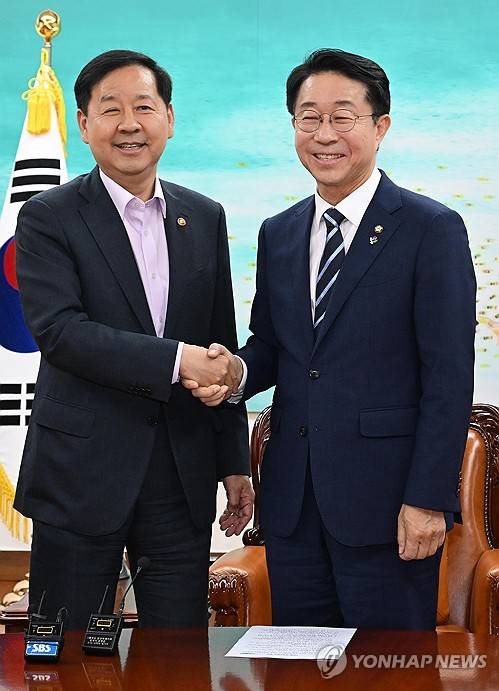 악수하는 조정식 국회의장과 구윤철 부총리(서울=연합뉴스) 황광모 기자 = 조정식 국회의장(오른쪽)이 15일 국회의장실을 찾은 구윤철 부총리 겸 재정경제부 장관과 악수하며 기념 촬영하고 있다. 2026.6.15 [공동취재] hkmpooh@yna.co.kr