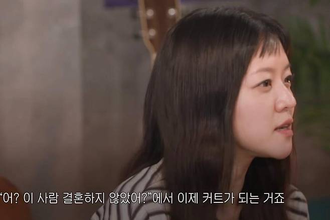 Actress Go Ah-sung is garnering attention for exposing the reality of career interruptions faced by actresses after marriage, such as being excluded from casting. Debuting as a child actress, Go Ah-sung has been actively involved in various works, including the films *The Host*, *Snowpiercer*, *Samjin Group*, and *Pavane*. Recently, she has been continuing her acting career by appearing in the play *Uncle Vanya* alongside Lee Seo-jin.
