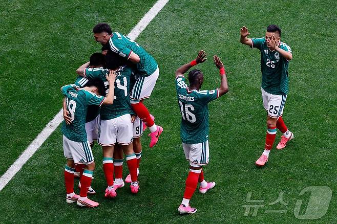 홍명보호의 2차전 상대 멕시코에도 장신 공격수가 많다. ⓒ AFP=뉴스1