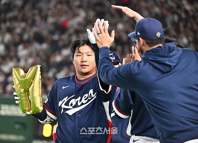 대한민국 야구대표팀의 문보경이 9일 일본 도쿄 도쿄돔에서 열린 2026 WBC 조별리그 호주와의 경기 2회초 무사 1루 상황에서 호주 선발 라클란 웰스를 상대로 선제 2점 홈런을 치고 동료들과 하이파이브를 하고 있다. 도쿄(일본) | 박진업 기자 upandup@sportsseoul.com