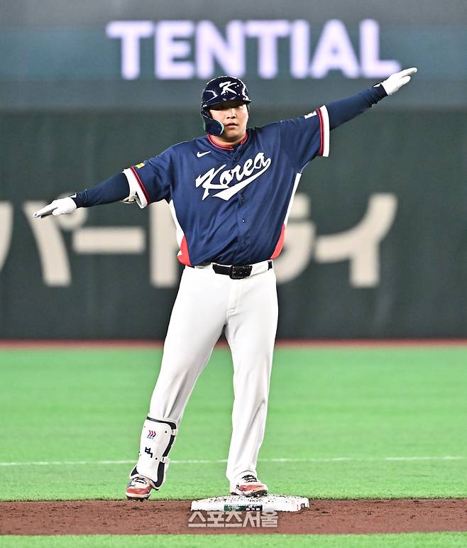 대한민국 야구대표팀의 문보경이 9일 일본 도쿄 도쿄돔에서 열린 2026 WBC 조별리그 호주와의 경기 3회초 1사 2루 상황에서 1타점 2루타를 치고 있다. 도쿄(일본) | 박진업 기자 upandup@sportsseoul.com