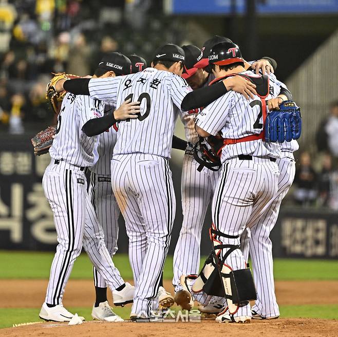 LG 선수들이 21일 잠실구장에서 열린 2026 KBO리그 한화와 경기에서 승리한 뒤 함께 세리머니를 하고 있다. 잠실 | 박진업 기자 upandup@sportsseoul.com