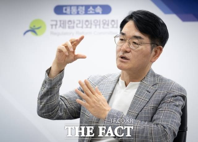 박용진 대통령 직속 규제합리화위원회 부위원장이 지난 10일 오후 서울 중구 부영태평빌딩에 마련된 규제합리화위원회 사무실에서 <더팩트>와 인터뷰하고 있다. /박헌우 기자