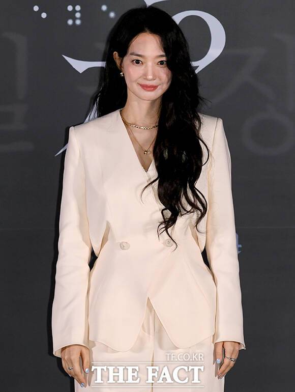 배우 신민아가 15일 오후 서울 용산구 CGV 용산아이파크몰에서 열린 영화 '눈동자' 기자간담회에 참석해 포즈를 취하고 있다. /박상민 기자